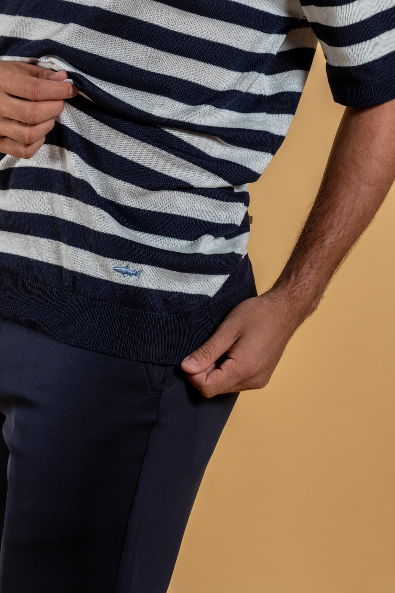 WHITE KNITTED T-SHIRT WITH BLUE STRIPES